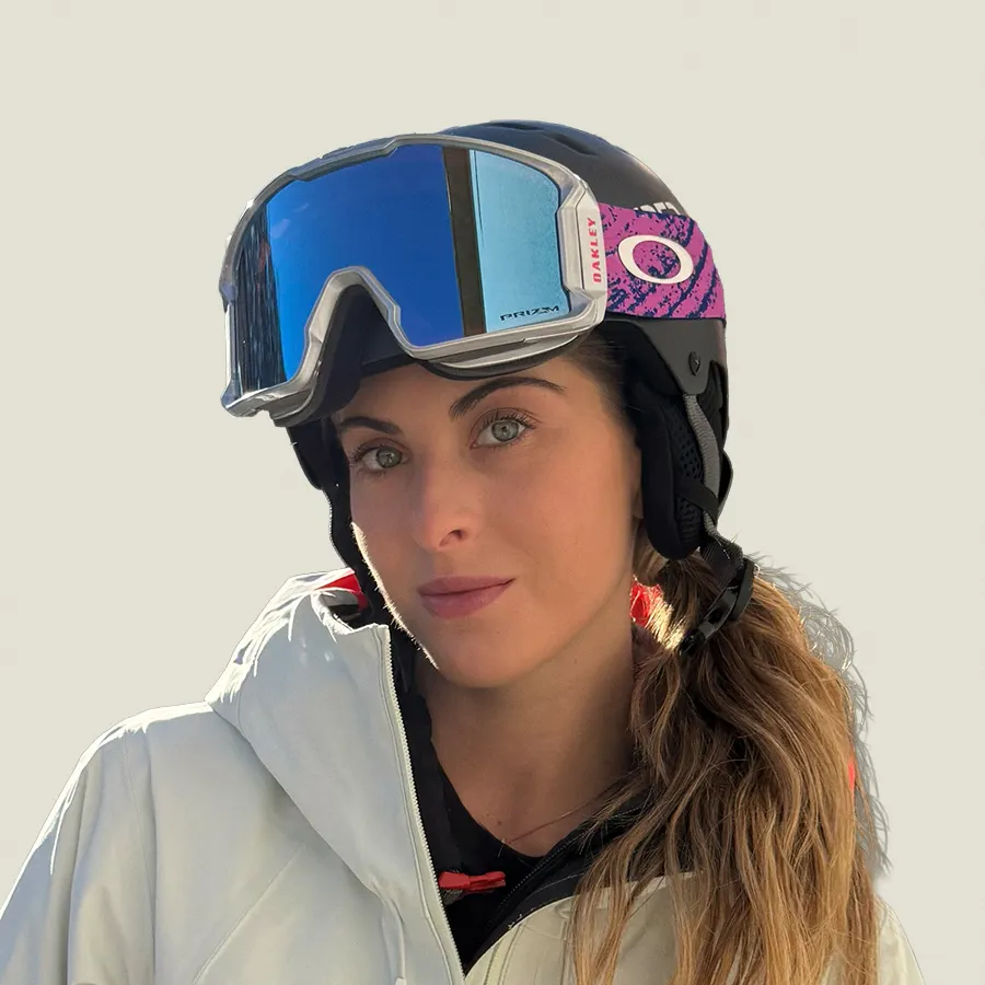 Desiree con casco e maschera da sci