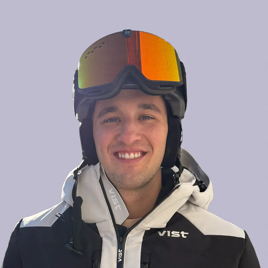 Mattia con casco e maschera da sci